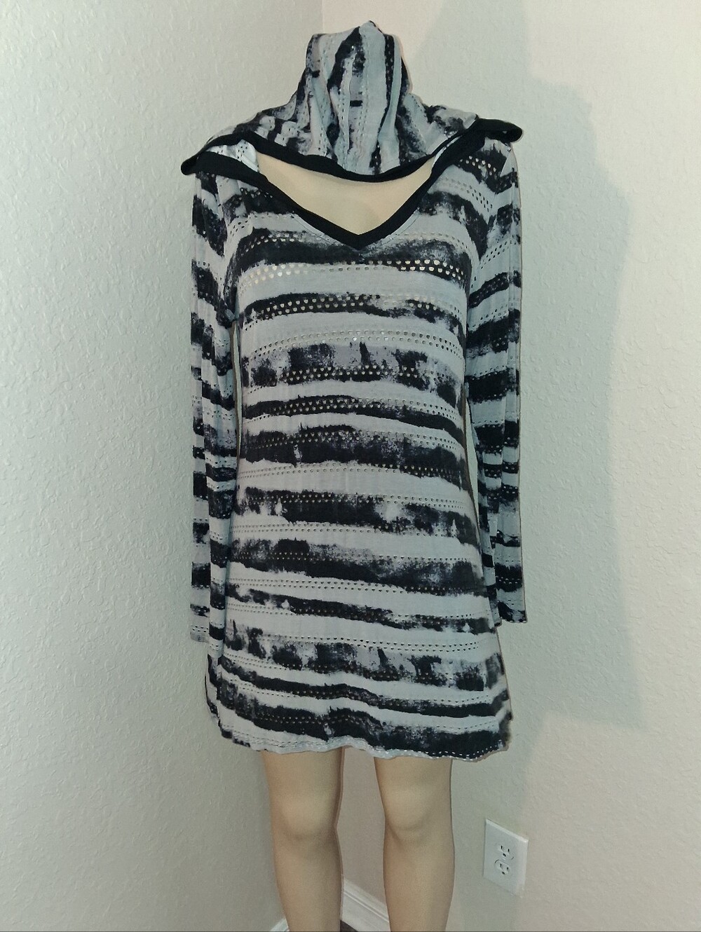 CABLE & GAUGE BLACK & GRAY STRIPED HOODIE TOP SZ LG